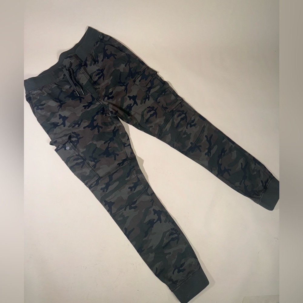 Lightly worn camo joggers men’s medium or could be women’s med (8-10) as well